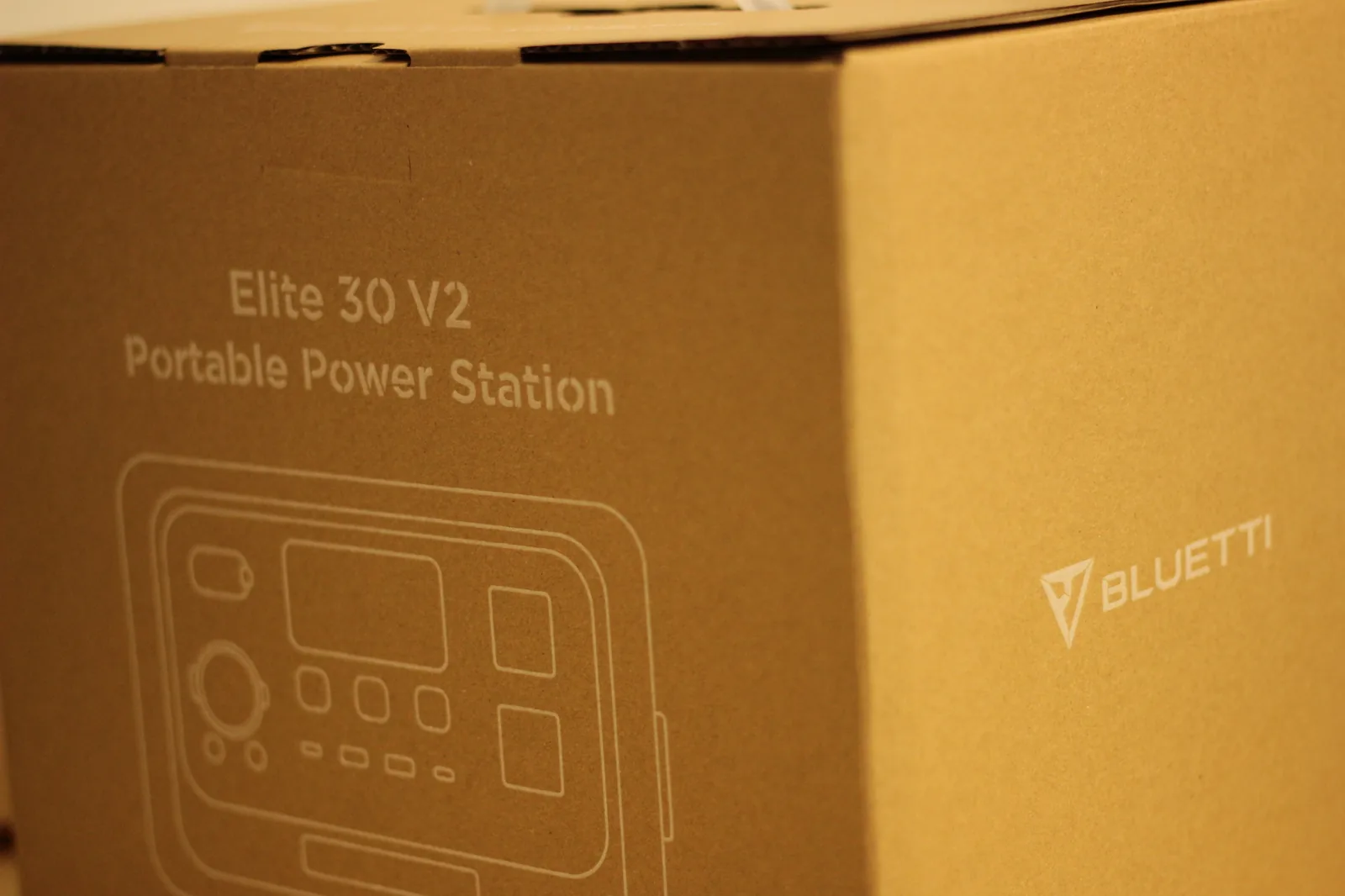 BLUETTI Elite 30 V2 retail box showing product silhouette and BLUETTI brand mark