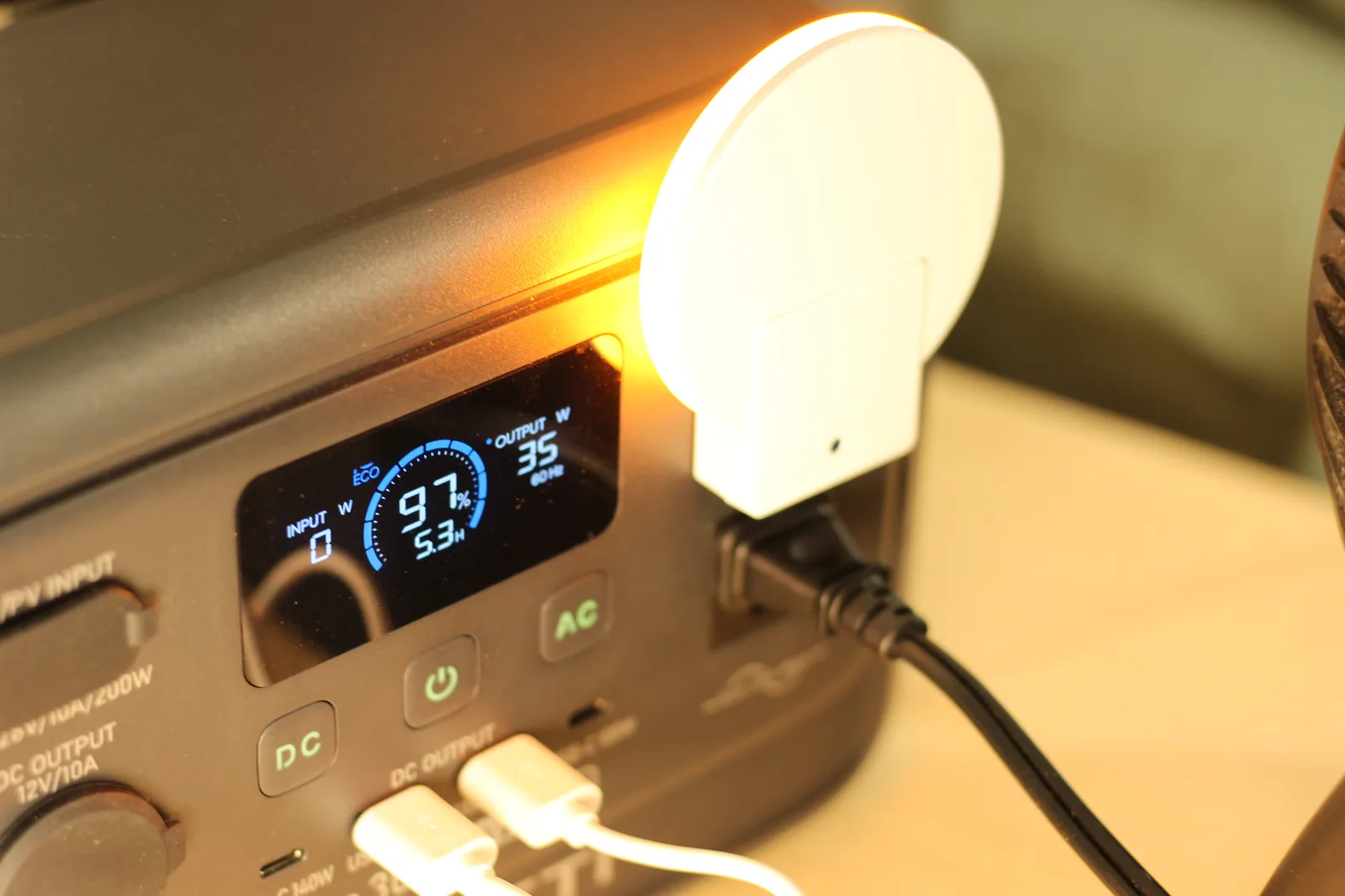 Elite 30 V2 charging a laptop via USB-C