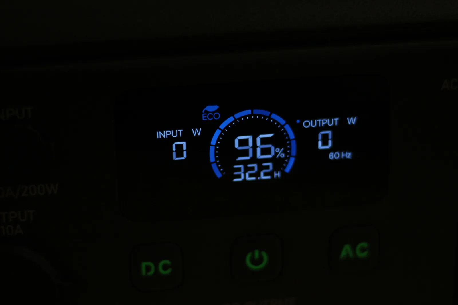Elite 30 V2 powering an LED lamp