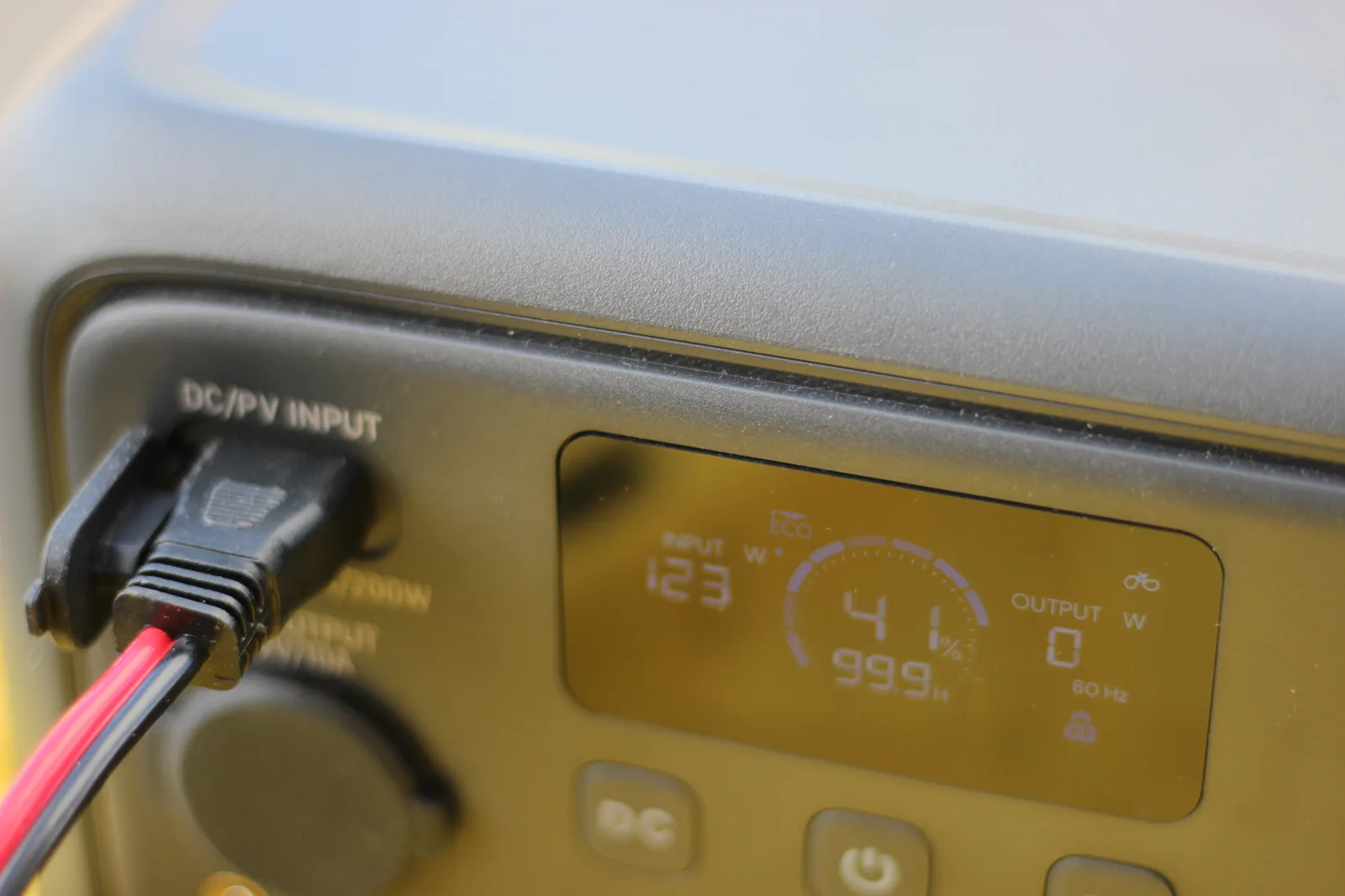 Close-up of the BLUETTI Elite 30 display showing INPUT W 123, battery at 41 percent, OUTPUT W 0