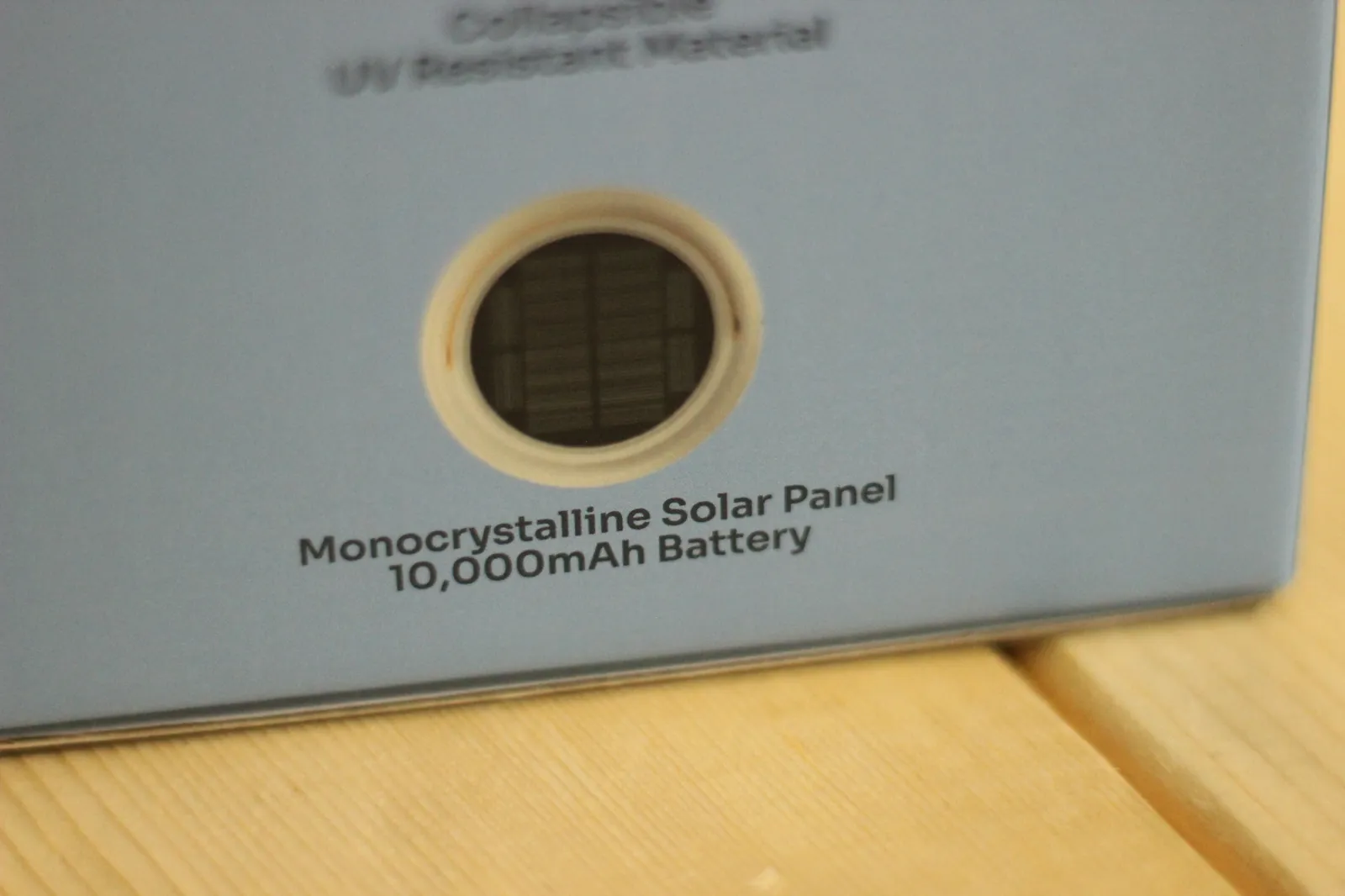 Close-up of the retail box callout showing "Monocrystalline Solar Panel / 10,000mAh Battery"