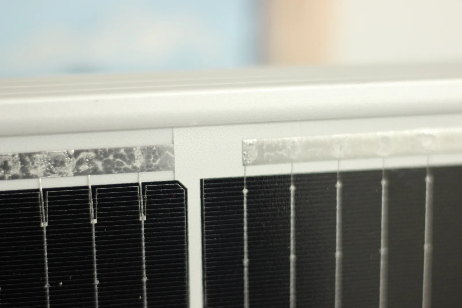 Close-up of 16-busbar cells on the Renogy RSP100DC