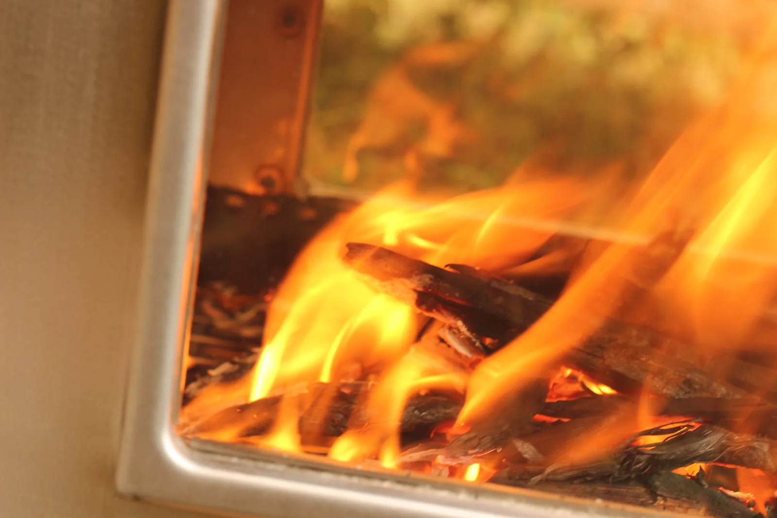 Flame filling the entire side glass panel of the stove